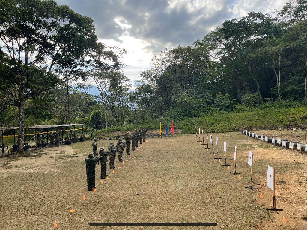 COL_EJERCITO's tweet photo. Despertamos con mucha #FeEnLaCausa y #DisciplinaMilitar, desde temprano nuestros soldados, tiradores de alta precisión, se encuentran entrenándose en los polígonos del Fuerte Militar Larandia en el departamento de #Caquetá.

#CCON3 https://t.co/BX4tTDFg1b