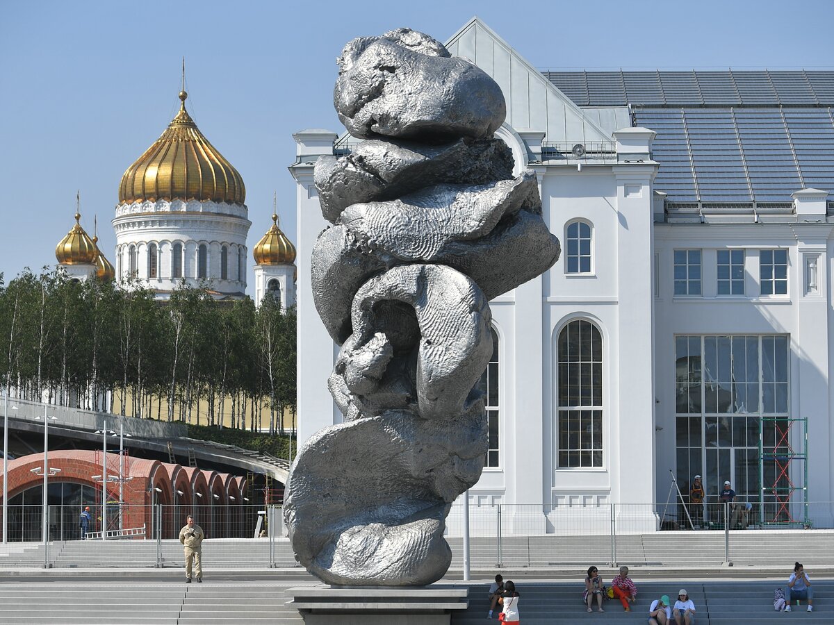JaneOz6's tweet photo. The artist experimented with material: amorphous clay takes shape thanks to man.  I am interested in this sculpture, but I think that it is too much for Red Square ..For me, Red Square is tradition and history.  No need to break it! Maybe you just need to be open to the world? https://t.co/W5jsnqnBga