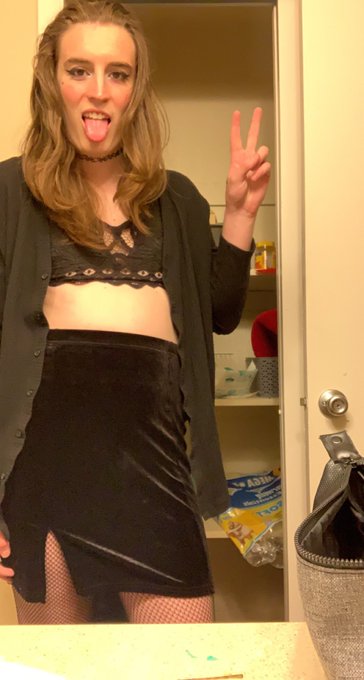 heading to the bar! who&rsquo;s gunna buy me a drink?🖤 $maeleecutie https://t.co/5r5zlAc80d<a href="/tag/newprofilepic"class="tags"><span>#newprofilepic</span></a>