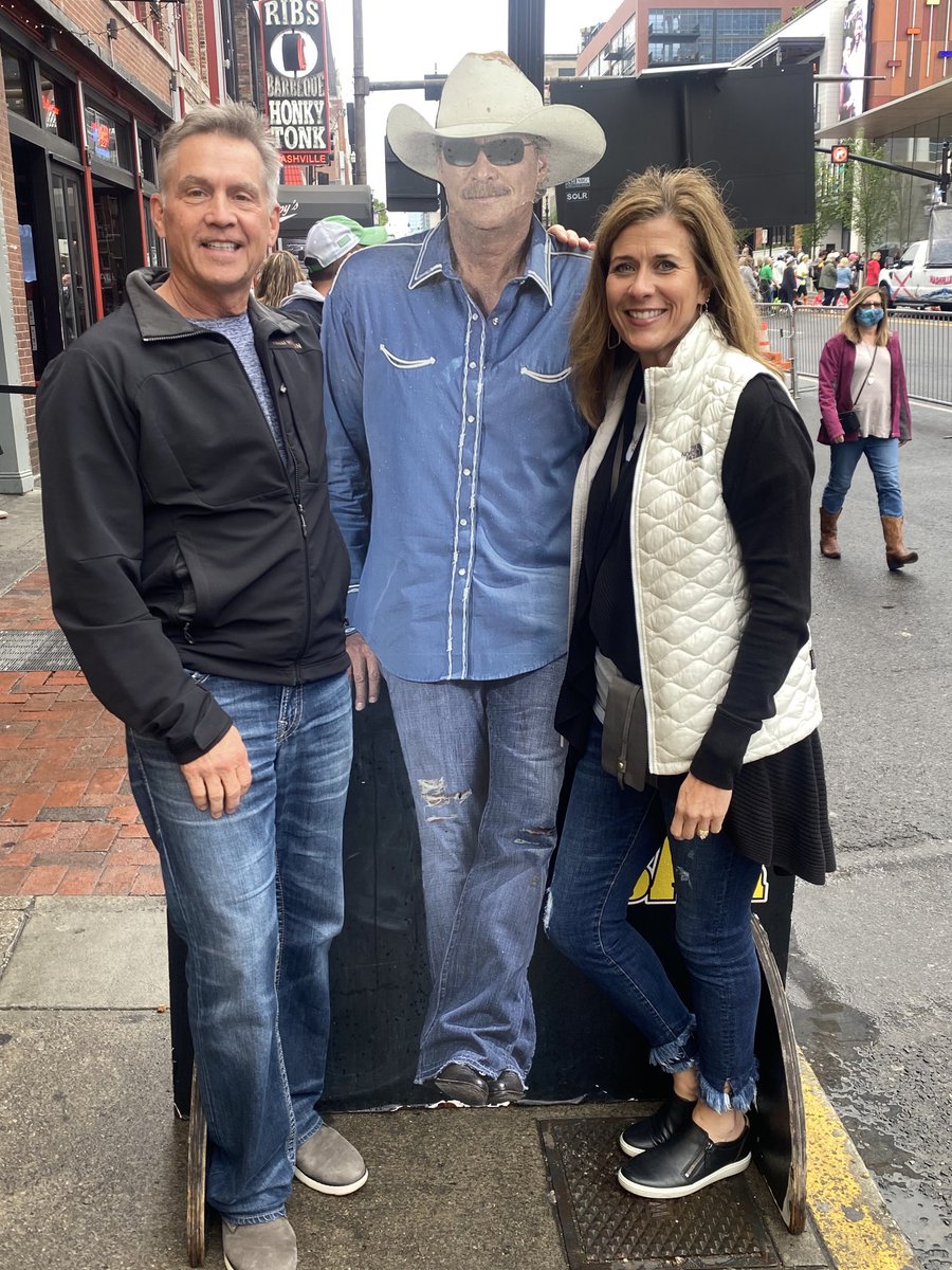momgoodale's tweet photo. #JQH arena #AlanJackson https://t.co/KepwUstoBG