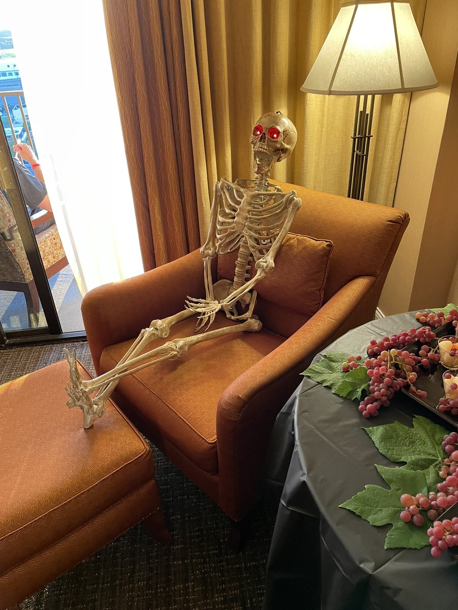 wiccaburr's tweet image. At the VIP party with celebs on the 13th floor and they really went all@out on the stuff. #crypt21 #crypticonseattle