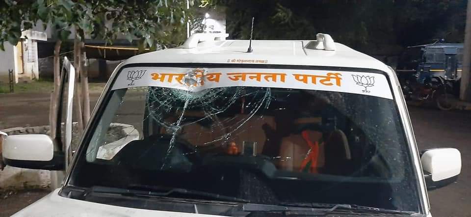 werparbhanikar's tweet image. भाजयुमो जिल्हाध्यक्ष सुरेश भुमरेच्या गाडीवर दगडफेक...नांदेड वरून येत असताना घडली 
घटना, वाटमारी असण्याची दाट शक्यता..!!
#BJP @BJP4Parbhani @BJP4Maharashtra 
#parbhani