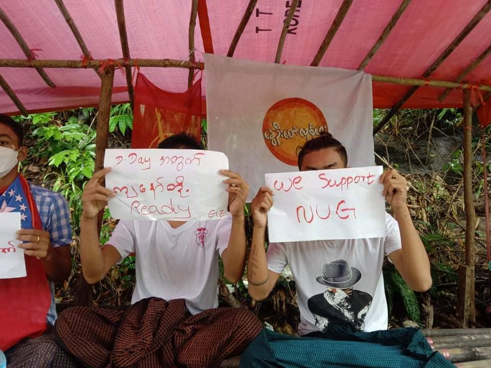 PhyuSin84166136's tweet photo. In southern #Dawei, some Pro-Democracy youths staged a guerrilla protest in the jungle in support of the @NUGMyanmar government.

#KyawMoeTunRepresentsMyanmar
#Aug29Coup 
#WhatsHappeningInMyanmar https://t.co/X4bIhmJsde