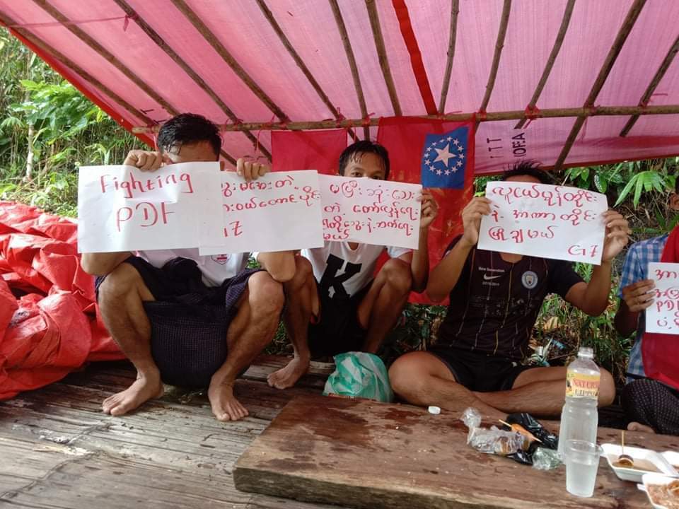 PhyuSin84166136's tweet photo. In southern #Dawei, some Pro-Democracy youths staged a guerrilla protest in the jungle in support of the @NUGMyanmar government.

#KyawMoeTunRepresentsMyanmar
#Aug29Coup 
#WhatsHappeningInMyanmar https://t.co/X4bIhmJsde