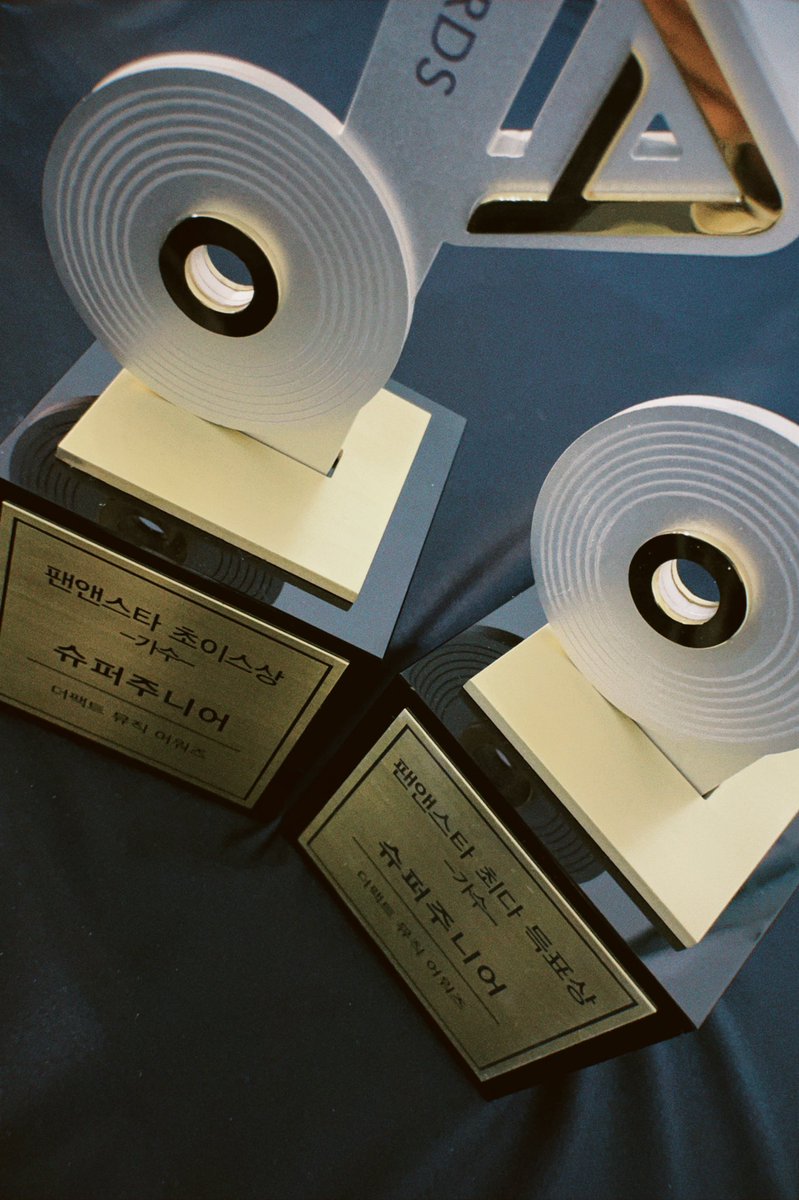 yamarie_sjsvt's tweet photo. just an inspiration for us to do our best,  this is their trophy last year when suju won the most voted artist in tma. it's been like that since the past 3 years, let's work hard and bring home another trophy again 💙

@SJofficial #SUPERJUNIOR https://t.co/eplRWcdBjN