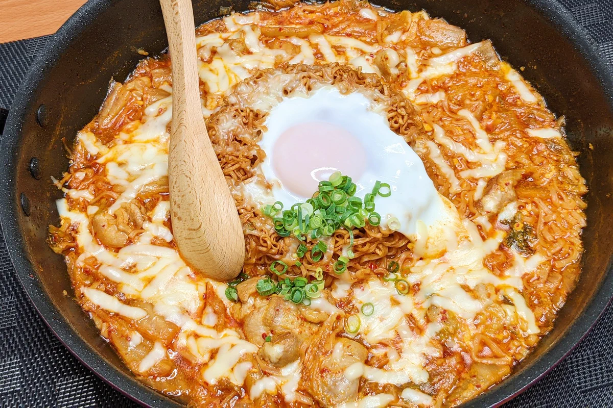 チキンラーメンでチーズタッカルビ！キムチとチーズの相性が抜群！