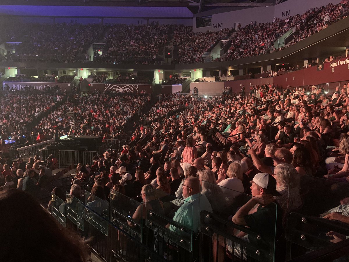 bvanhooser1's tweet photo. Date night!
#AlanJackson https://t.co/ut640ZzRUK