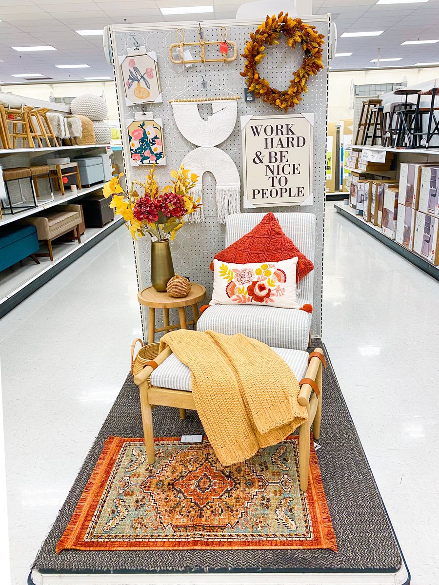 kaylee_vm2149's tweet photo. Loving all the fall vibes in Dec Home this week! #visualmerchandising #target #vm https://t.co/AnhFxt4SxZ