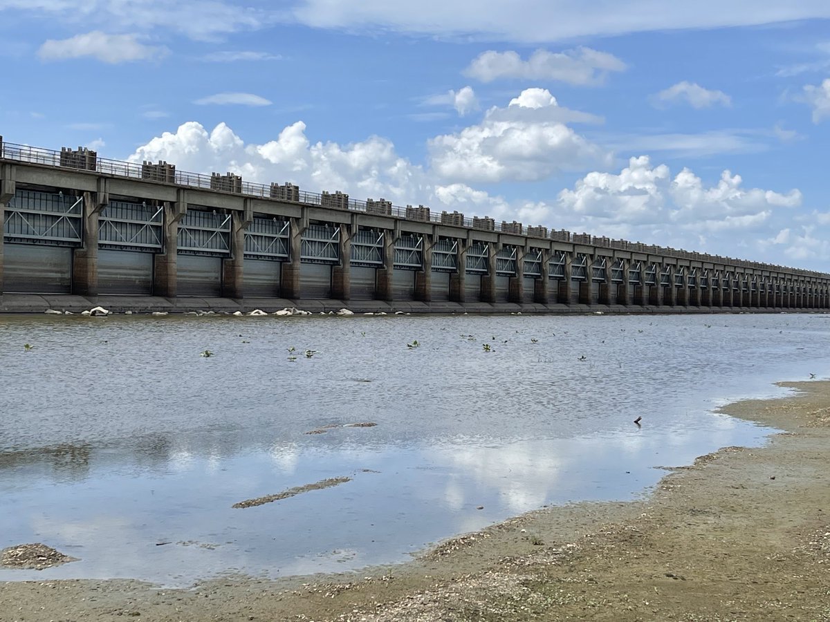 BasilKaratzas's tweet photo. On river mile 230, appr 180 river miles upstream of #NOLA, the Morganza Spillway when the #Mississippi River is flooded, for water to be diverted at #Morganza Floodway.  #KaratzasImages #MississippiRiver #MorganzaSpillway ⁦@USACEHQ⁩ https://t.co/OePsDY457Q