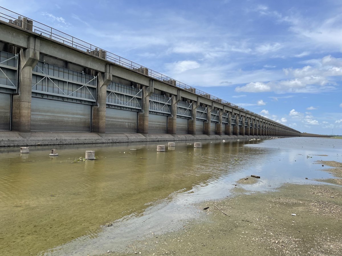 BasilKaratzas's tweet photo. On river mile 230, appr 180 river miles upstream of #NOLA, the Morganza Spillway when the #Mississippi River is flooded, for water to be diverted at #Morganza Floodway.  #KaratzasImages #MississippiRiver #MorganzaSpillway ⁦@USACEHQ⁩ https://t.co/OePsDY457Q