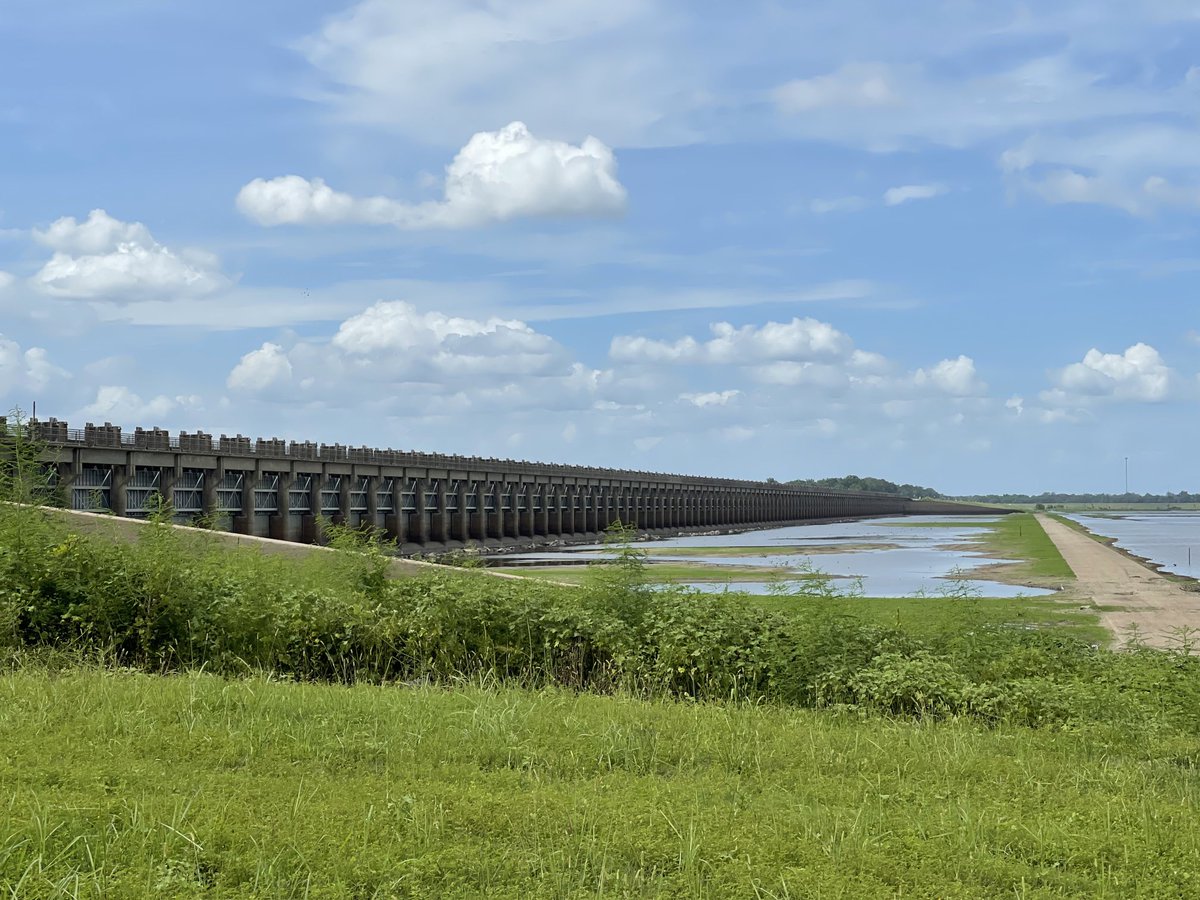 BasilKaratzas's tweet photo. On river mile 230, appr 180 river miles upstream of #NOLA, the Morganza Spillway when the #Mississippi River is flooded, for water to be diverted at #Morganza Floodway.  #KaratzasImages #MississippiRiver #MorganzaSpillway ⁦@USACEHQ⁩ https://t.co/OePsDY457Q