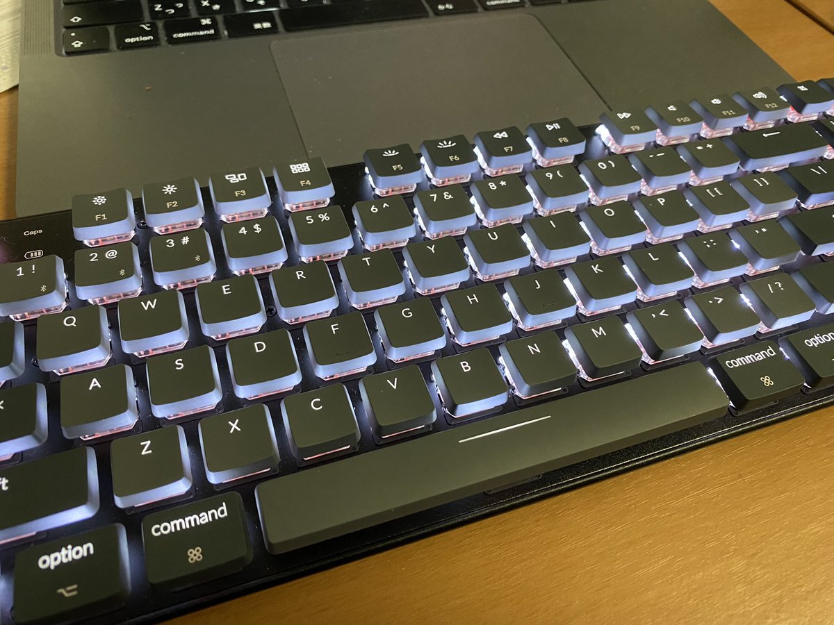 nmtysyktuba's tweet photo. 届いたキーボード、KeychronK1やっと開封!
めっちゃ打ちやすい&かわいい( ´∀`)
ライトもいい感じ♪
もう一回り小さいK2も欲しいな…(笑)。
#キーボード
#ガジェット
#keychron
#keychronk1 https://t.co/Tuz8oDPIjt