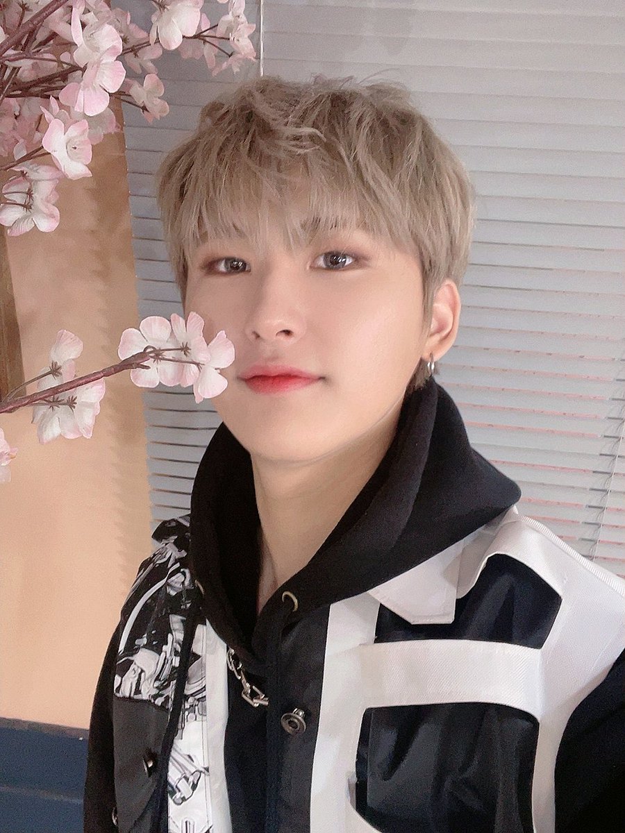 SWBFILES's tweet image. woobin call event selfie 🌸