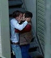 tuiteotuit's tweet photo. Mi mamá viendo como me despedía de "mi amigo que se quedo a dormir" https://t.co/yxDF0PiKoG
