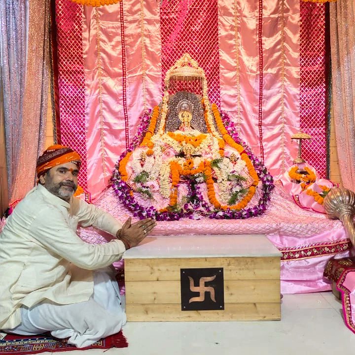 shree_ramlala's tweet photo. आज महामहिम के आगमन पर हुआ प्रभु श्रीरामलला का अद्भुत व अलौकिक श्रृंगार ।
जय श्री राम🙏 https://t.co/rxs7Qy7wft
