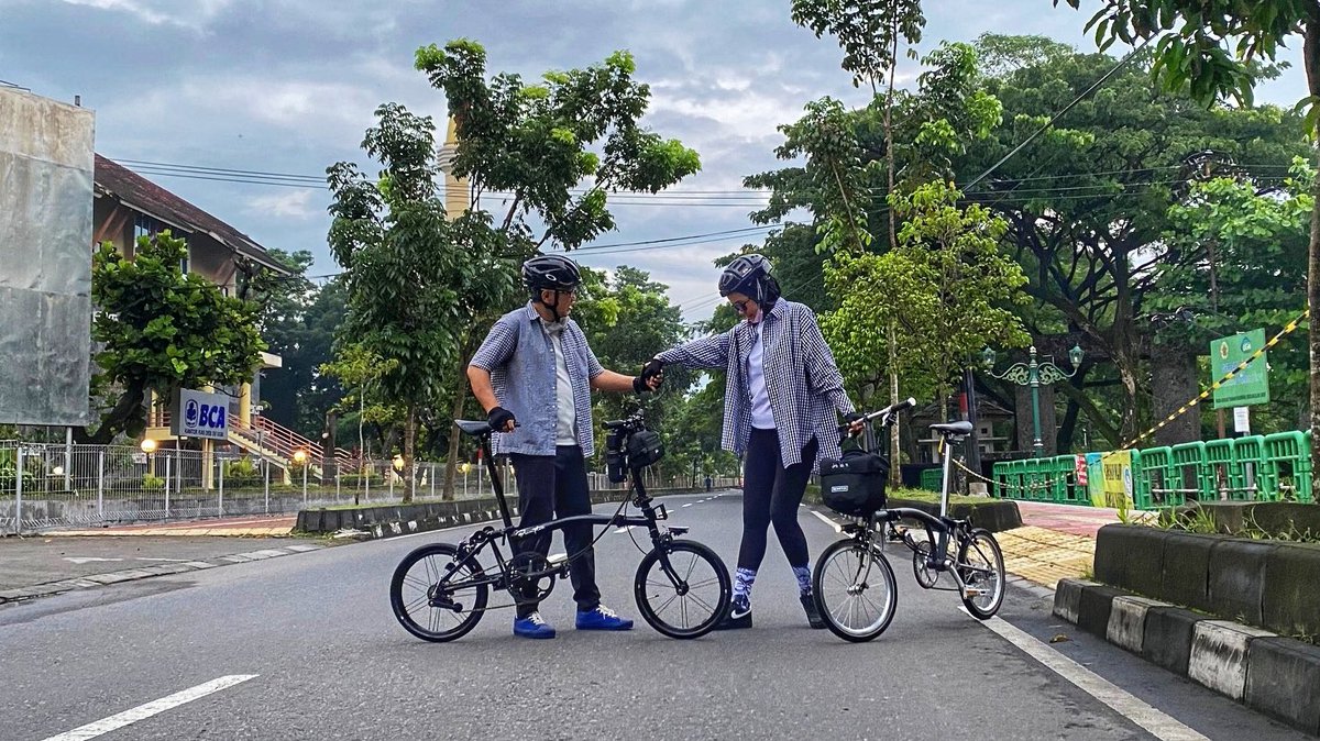 antariksa_b's tweet photo. Plaid on a deserted street on the pandemic.
With my wifey @DanyAntariksa
#MyBWC
#Brompton
#Cycling https://t.co/8Vnh3ZUpcH