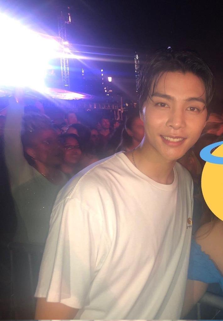 ก็ไม่แปลกใจที่คุณช่างภาพจะสงสัยว่าเค้าเป็นแวมไพร์รึเปล่า