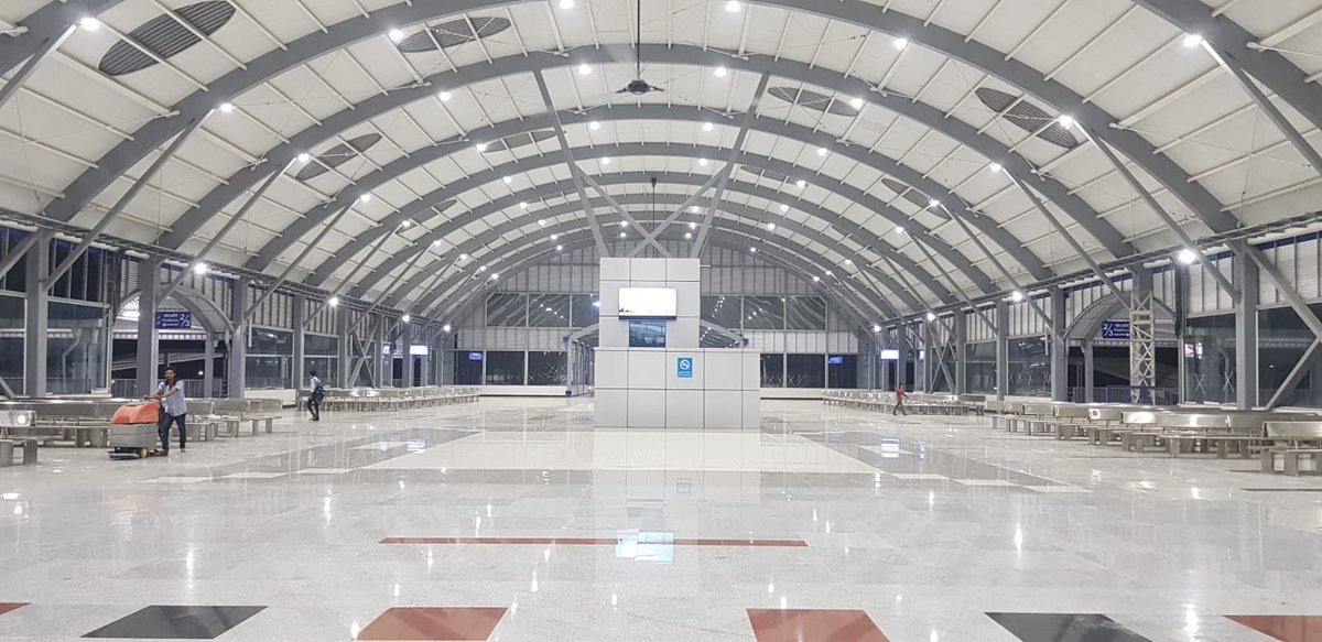 RailMinIndia's tweet photo. Catch a glimpse of the majestic air concourse at the redeveloped railway station, Habibganj. https://t.co/iWPLJ3kuWb