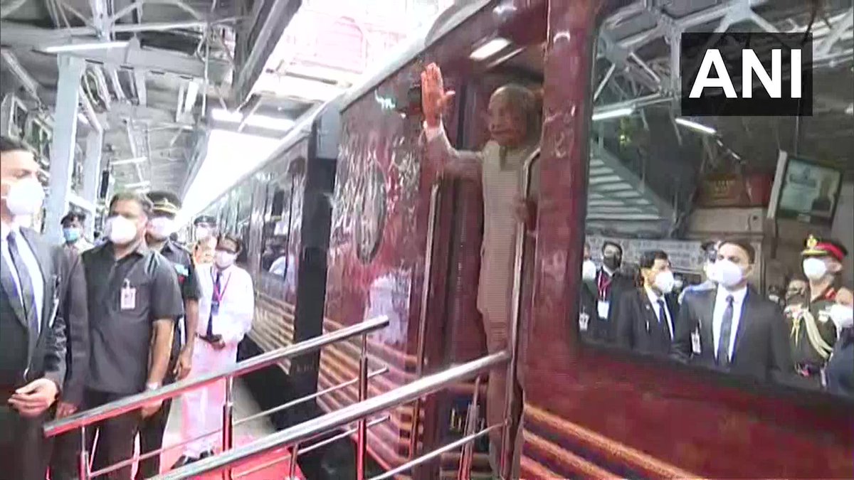 BBKNews's tweet photo. लख़नऊ के चारबाग स्टेशन से प्रेसिडेंटसियल ट्रेन से राष्ट्रपति रामनाथ कोविंद अयोध्या के लिए रवाना, #बाराबंकी स्टेशन पर प्रशासन सुरक्षा व सफाई व्यवस्था में तैनात, आज रेलवे ट्रेक व स्टेशनो पर विशेष सावधानी बरती जाएगी। https://t.co/Cg41o8csdN