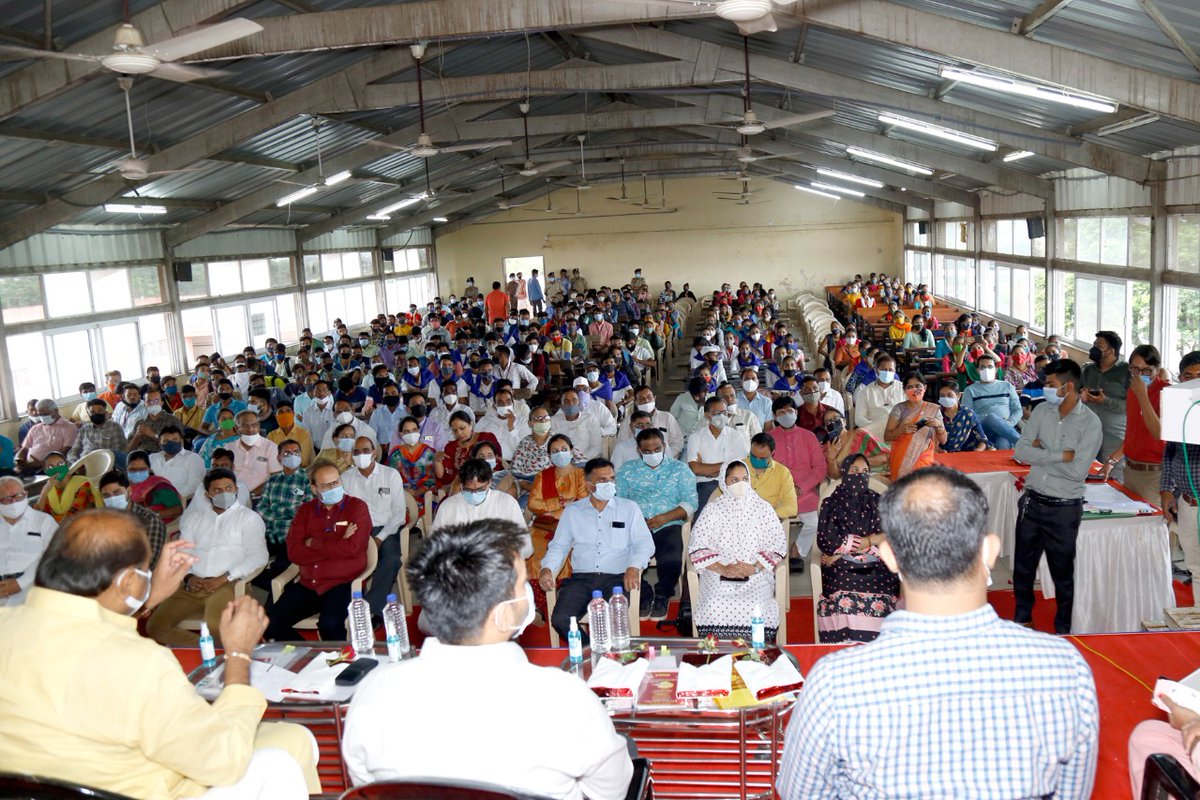 ShankarbhaiBJP's tweet photo. દાહોદ ની નવજીવન આર્ટસ એન્ડ સાયન્સ કોલેજ ખાતે દાહોદ જિલ્લાના લોકલાડીલા સાંસદ શ્રી @jsbhabhor સાહેબના અધ્યક્ષસ્થાન માં રાષ્ટ્રીય શાયર શ્રી ઝવેરચંદ મેઘાણીની ૧૨૫ મી જન્મજયંતી નિમિત્તે "કસુંબીનો રંગ ઉત્સવ" સાંસ્કૃતિક કાર્યક્રમ યો��ી ભાવાંજલિ આપવામાં આવી... https://t.co/7SXJOdirqj