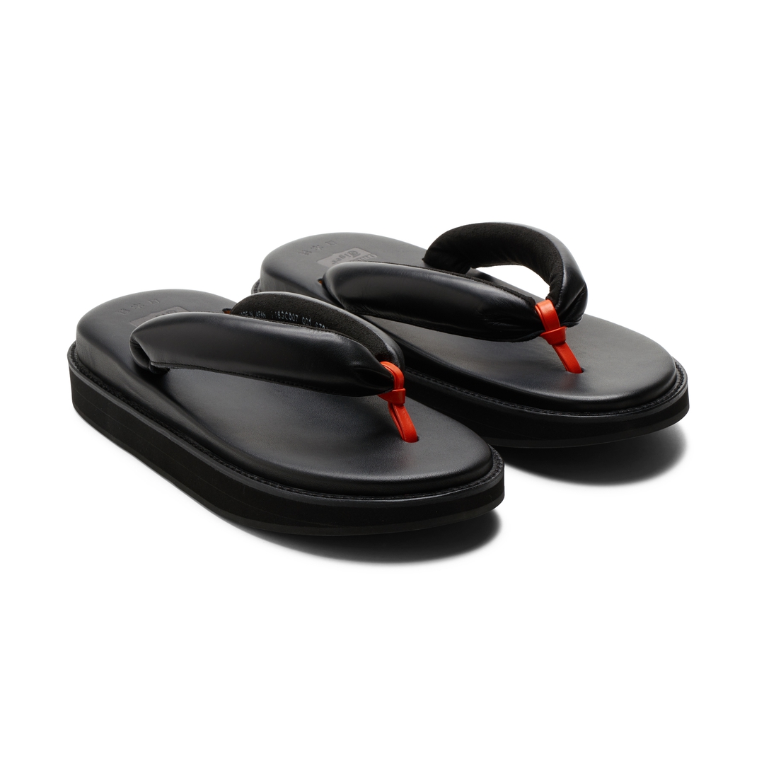 伝統的な履物である雪駄のデザインを守りつつ、スニーカー要素を加えた