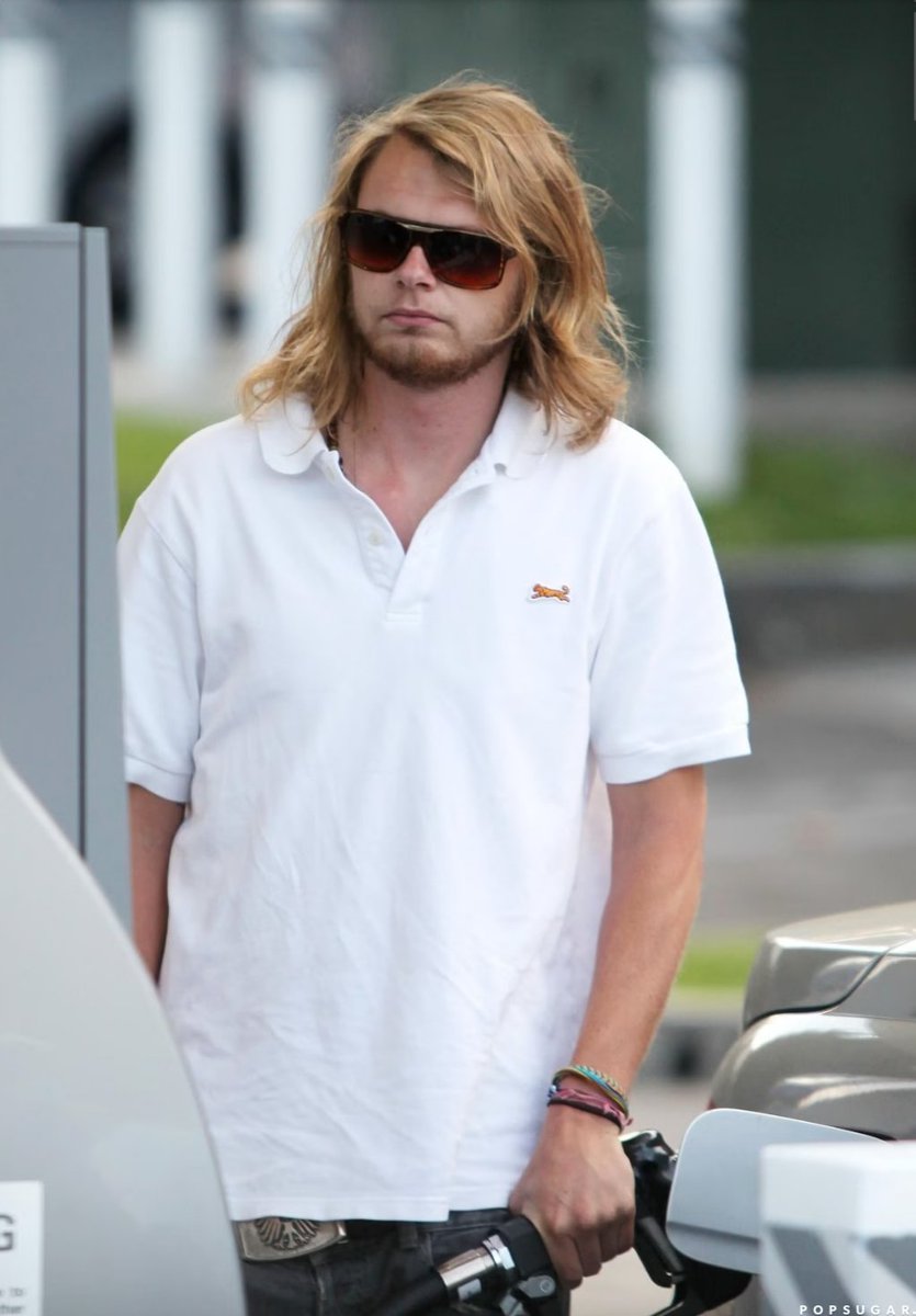 VHuizinga's tweet image. Killin' your darlings. 

Dan ga je 's ff kijke wie nou die twee mystery #AroundTheWorldAroundTheWorld gasten van #DaftPunk zijn. Krijg je dit.

*ZUCHT* hattikut nou maar niet opgezocht...