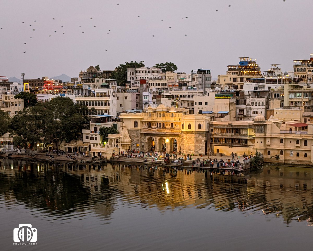 HarshBudhbhatti's tweet photo. Weekend getaway (Shot on phone)
#teampixel #googlepixel #weekend #natgeoyourshot #yourshotphotographer #architecture #ancient #balcony #birds #lake #fatehsagarlake #rajasthan #udaipur #rajasthantourism #india #500px #apf #magnum #incredibleindia #spi_bnw #spi_geometry https://t.co/7yBVbvJdN4