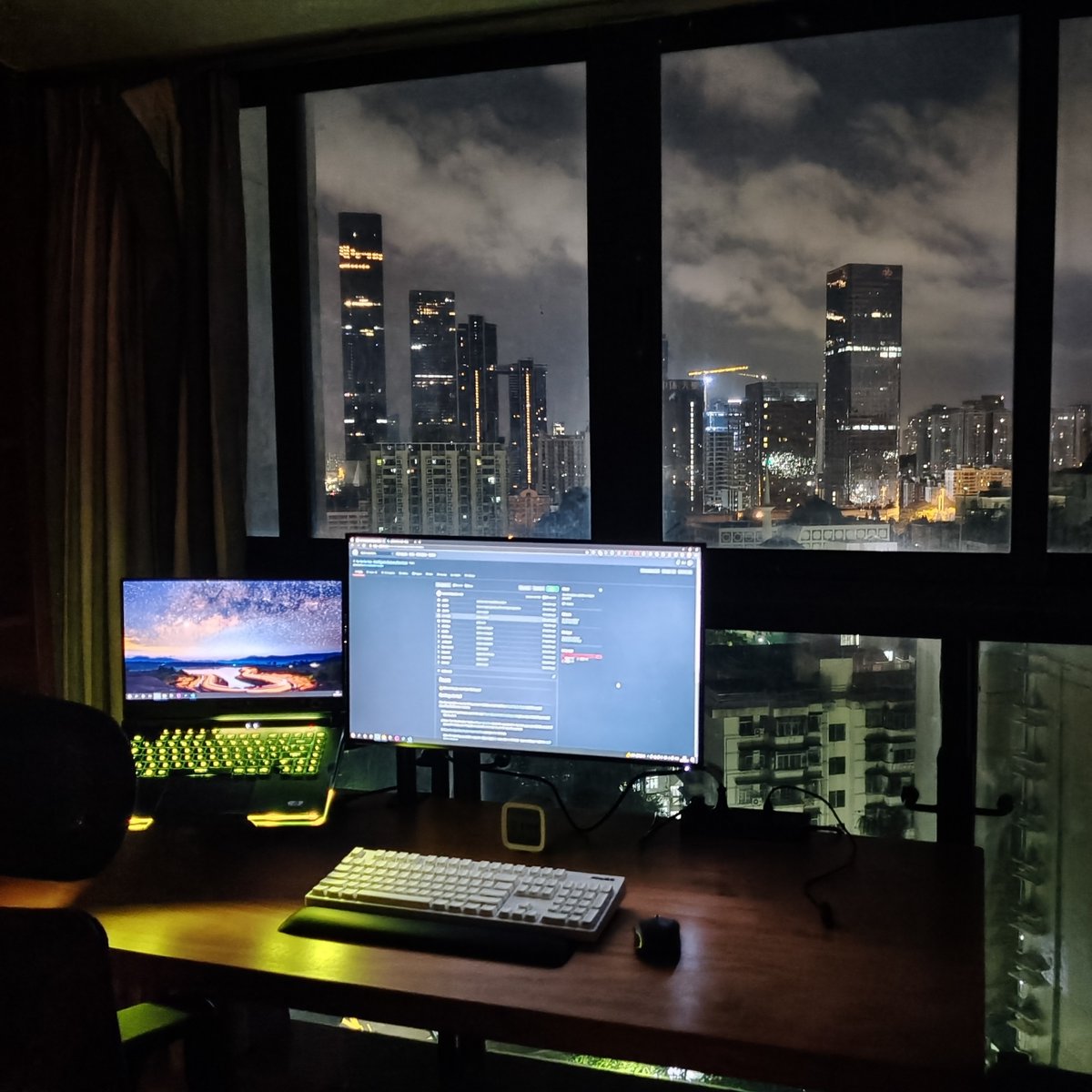 hahapaper's tweet photo. Settled down in Shenzhen. Stunning view from my new thinking space! (aka home office) https://t.co/PWrkUtkDr6