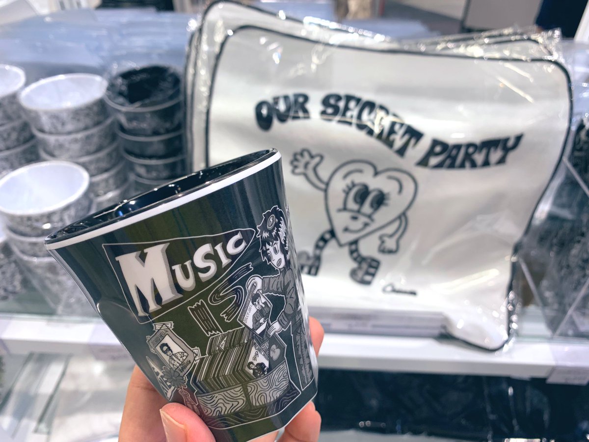 LOFT_KYOTO's tweet image. ＼開催中！／
京都出身のイラストレーター「Chocomoo(チョコムー)」さんのグッズが大集合✨

『Welcome cafe by. Chocomoo』
🔸会期:〜9/12(日)
※最終日は午後6時閉場
🔸会場:4階バラエティ雑貨売場

ポップで独創的、モノトーンで描かれたアイテムがステキ😉💕

詳しくは👉 loft.co.jp/shop_list/info…