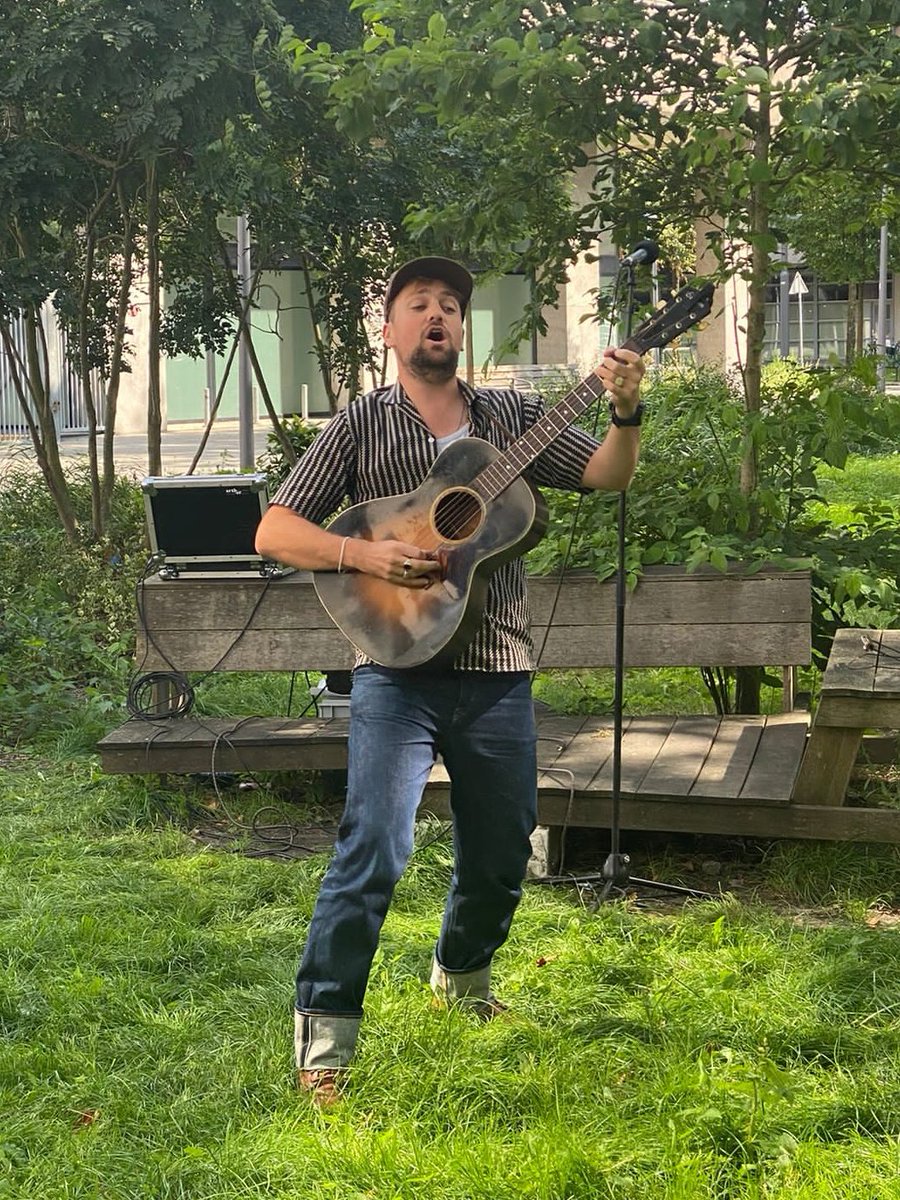 michielminded's tweet image. Mooi optreden van @timknol gisteren bij @PdeBoemBoem en daarna fietsen langs de mooie groene projecten in Noord over o.a. GroenNoord, Schepenstraat en Stadskwekerij De Kas. En nieuw minivoedselbossie dat gisteren is gemaak. #noord010 #parfumdegroengroen #biodiversiteit