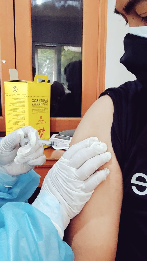 negaraky's tweet photo. Vaksin Pfizer dosis pertama.... membantu Negara agar cepat pulih dari pandemi Covid-19.
Yukkssss kita Vaksin untuk melindungi diri sendiri dan keluarga. https://t.co/ziFMXmxLjP