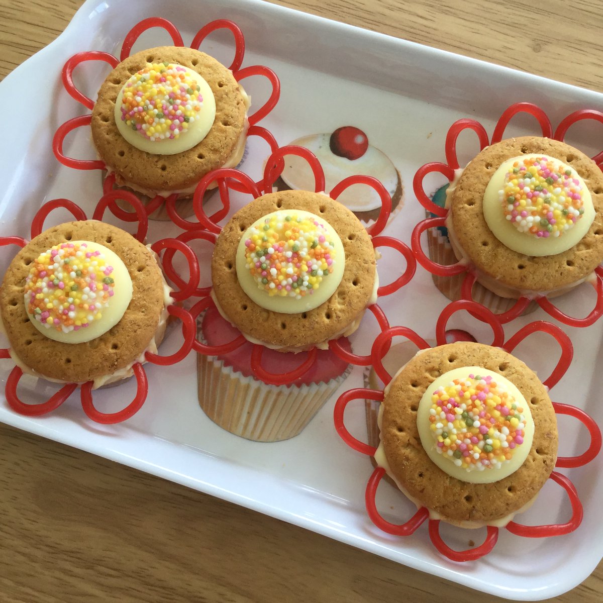 aBoxofButtons's tweet photo. Strawberry Flower Biscuits! Such a fun and creative summer recipe! - H 
https://t.co/YLbUYyP78X
#biscuits #summer #strawberrybiscuits #strawberry #wordpress https://t.co/n5vvb9LfUr