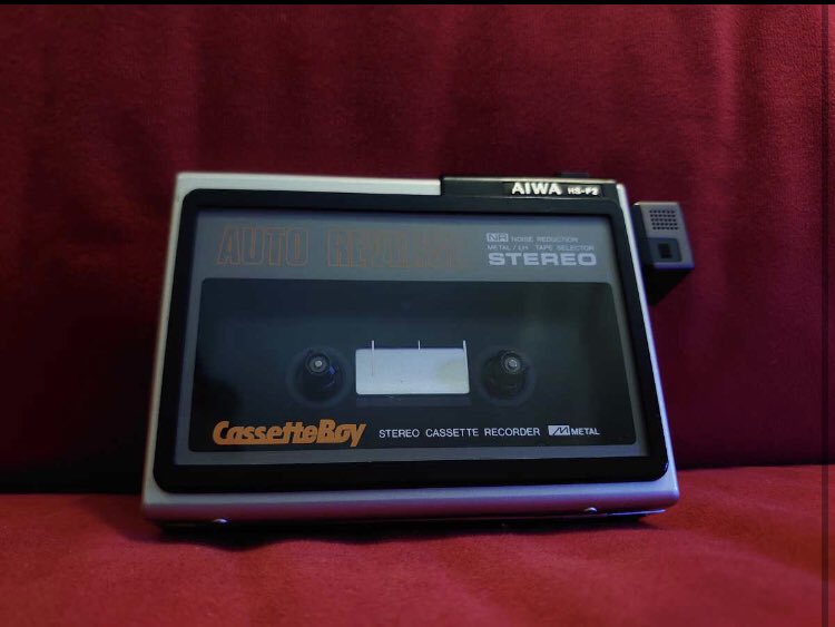 kkkkkk0806's tweet photo. このAIWAのcassette boyというやつ、格好良すぎる…。カセットが透けて見える所がニクい。 https://t.co/x6smdH5pjK