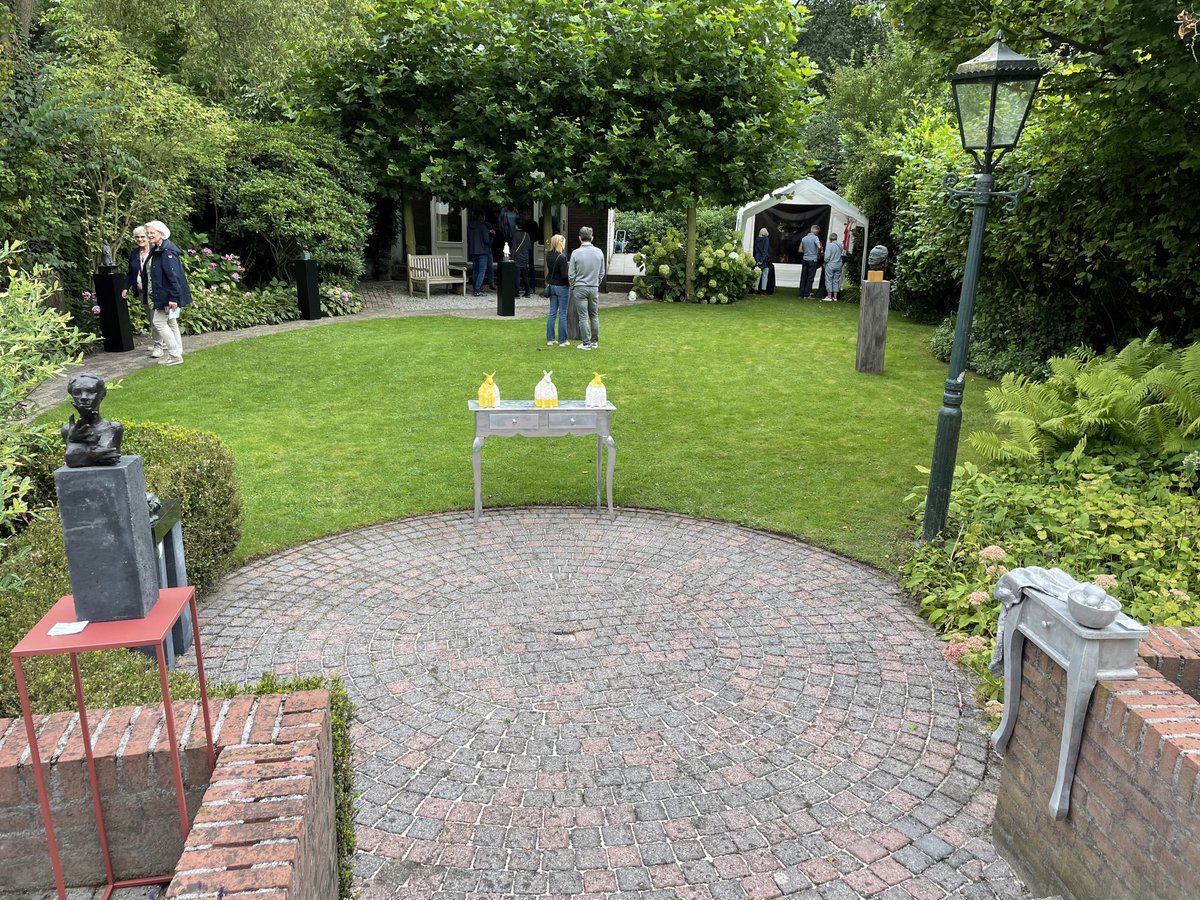 Ook vandaag kunt u nog een bezoek brengen aan Kunstroute Warande in Helmond. 20 kunstenaars exposeren in 9 tuinen. Zie Kunstroutewarande.nl