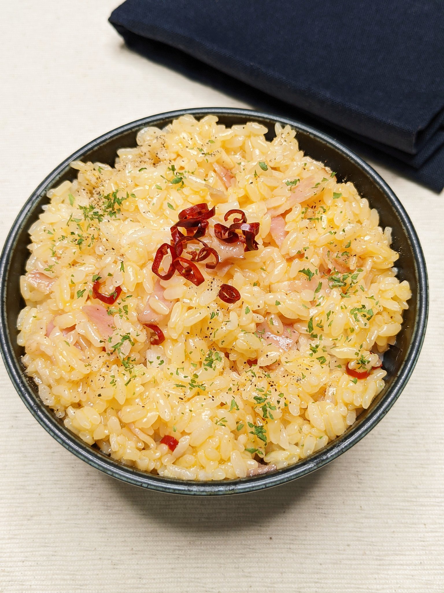 ハマごはん お手軽レシピ 超絶品 ぺぺたまtkg ベーコンを1cm幅にカットして にんにくをスライスする ベーコン にんにく バター オリーブオイル 唐辛子混ぜてラップをして 600w１分温める ご飯0gと 溶き卵一個分を混ぜてパセリ