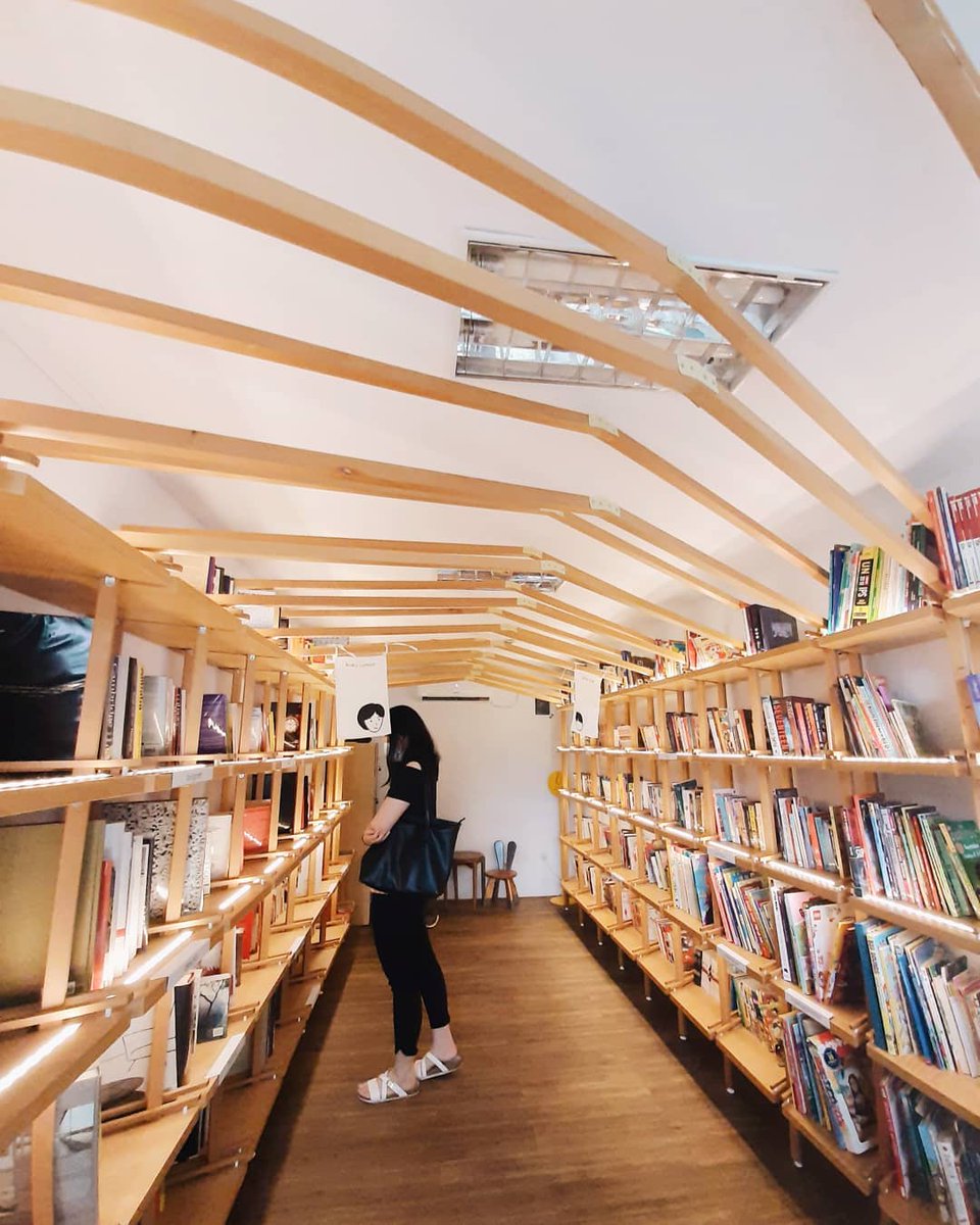 sintiaastarina's tweet photo. Bertambah lagi satu ruang baca publik. Kenalin, BUKABUKU, perpustakaan mini tempat kamu bisa baca beragam buku sepuasnya, gratis! Lokasinya di The Lapan Square, Bintaro, Tangerang Selatan. https://t.co/Hp1xRWfM9r
