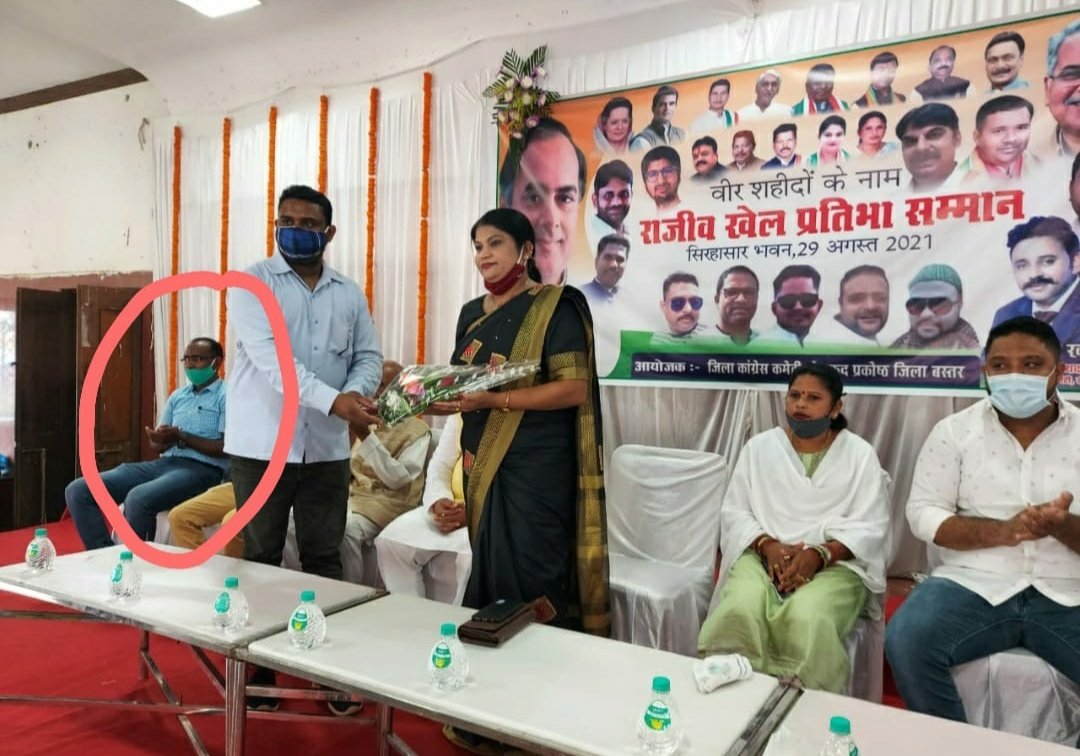 Tejpalsharma079's tweet photo. राजनैतिक पार्टी के कार्यक्रम में एक उच्च पद के नौकरशाह जिस प्रकार तालियां बजा रहें यह जाहिर करता है कि उनका झुकाव अपने कर्तव्यों के प्रति नही बल्कि एक पार्टी विशेष के प्रति है....!!
@BastarDistrict @rajat4bansal @anshuman_sunona @triptisoni6194 @ChhattisgarhCMO https://t.co/Y2sCOAXSSa
