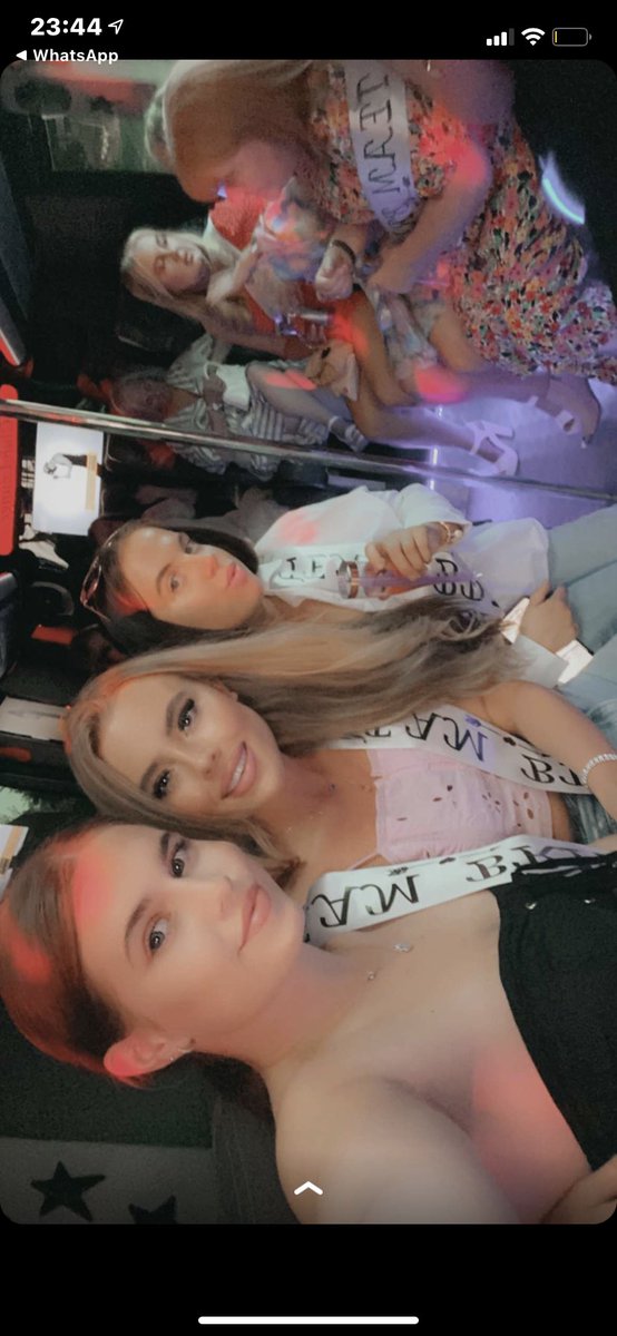 MelissaScullinx's tweet photo. Danielles hen 🥰🥳👰🏻‍♀️ https://t.co/LKVPTFfFCk
