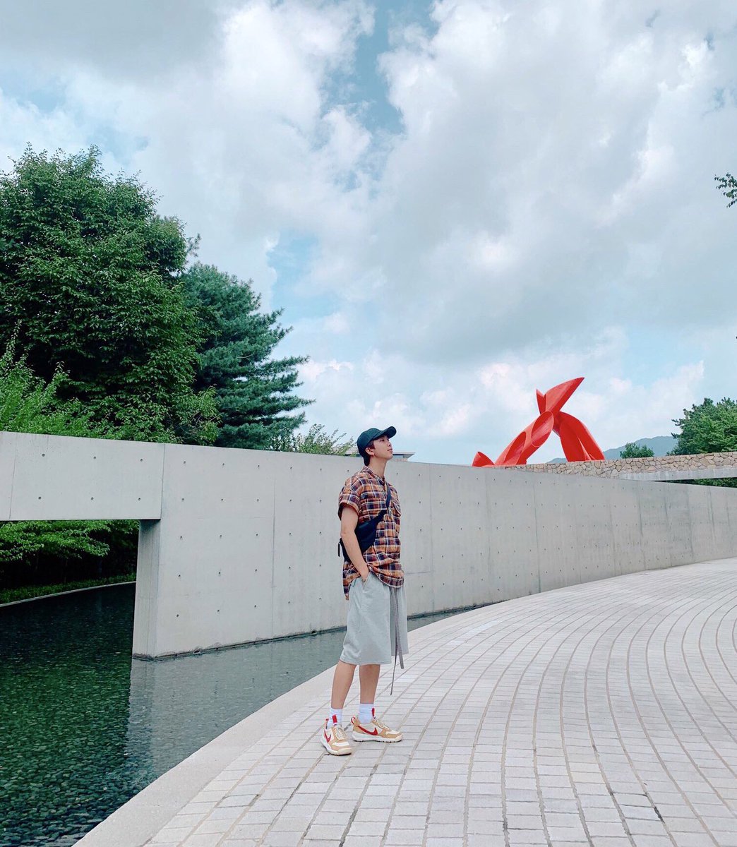 kucinggendut__'s tweet photo. Summer-nya Namjoon dipake buat jalan2 ke galeri seni yang namanya San Museum (Space Art Nature). Arsiteknya Tadao Ando, Bapak panutanqu (ya Gusty how to not doubled fangirling rnnn).

Ini kesekian kali Joon pose di hot spotnya San.
Aku mau pamerin karyanya Bapak Ando sedikit ya! https://t.co/wOtwsBHmuZ
