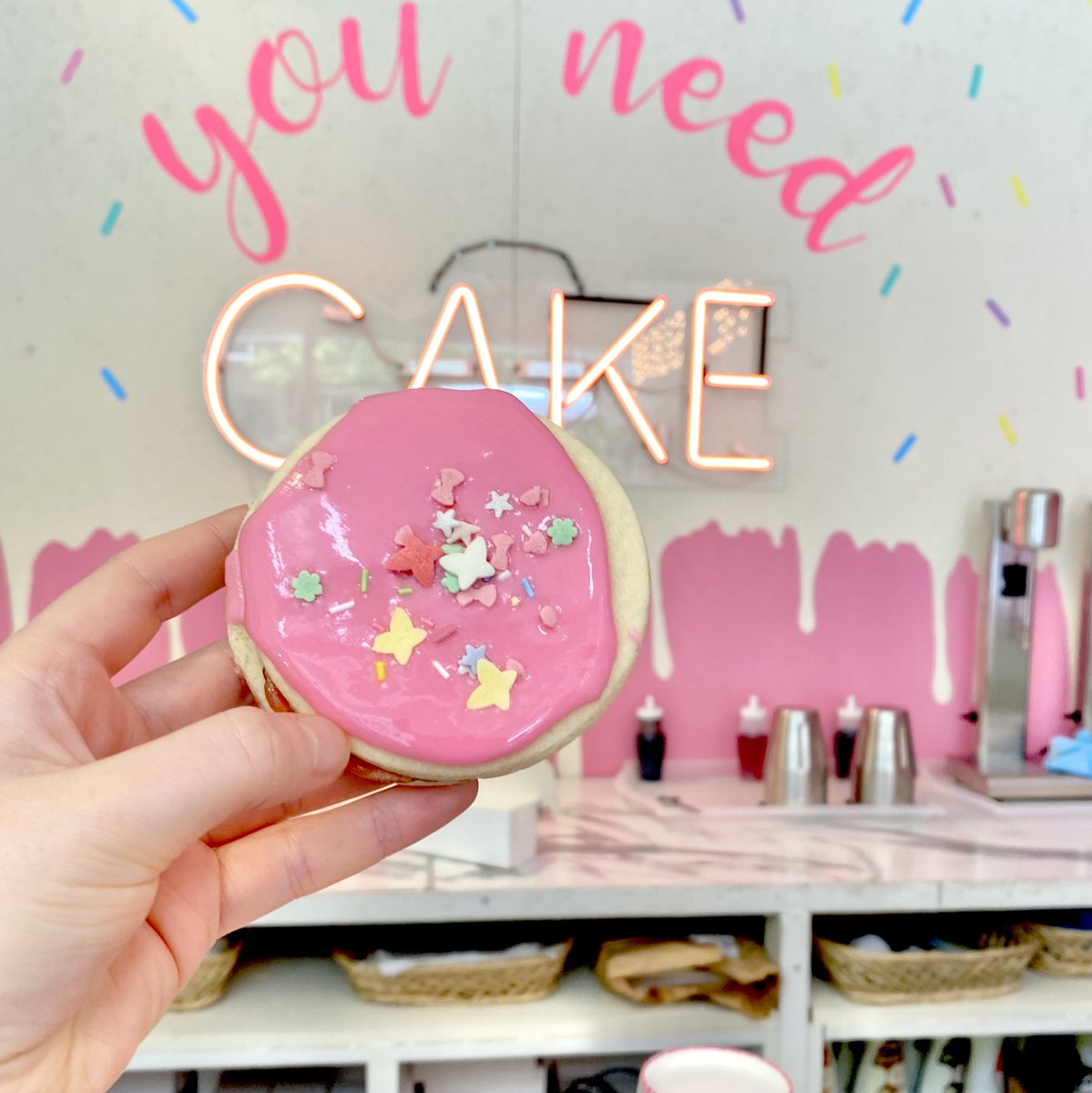 discovercake's tweet image. #Pink, delicious and totally gluten free! My empire biscuit is from Sugar Daddy’s Bakery in Edinburgh. Their bakery is adorable with bright colours &amp;amp; gorgeous #cakes! I’ve put more photos and videos on my blog 😊