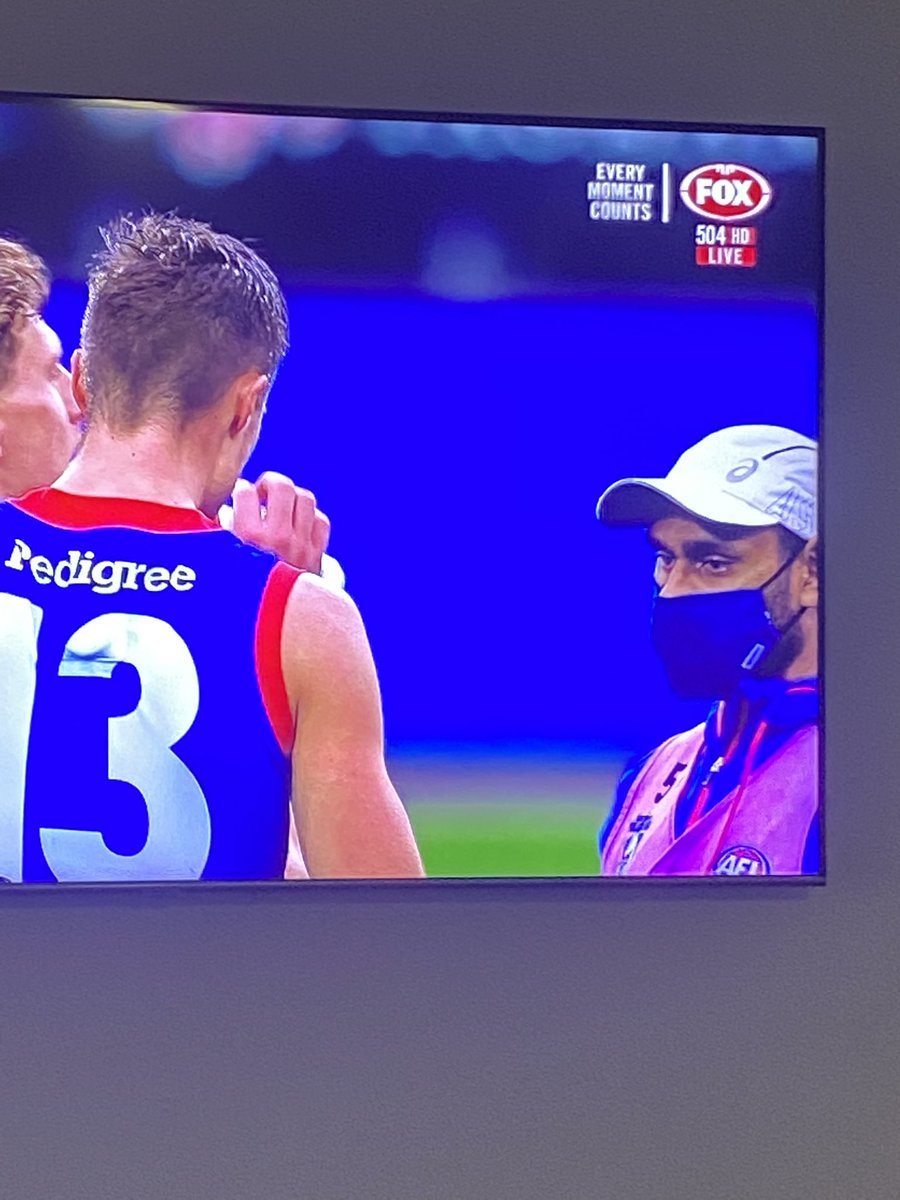 CAPECIV's tweet image. Varcoe doubling as a water boy today 🤷🏼‍♂️ #AFLDogsDons