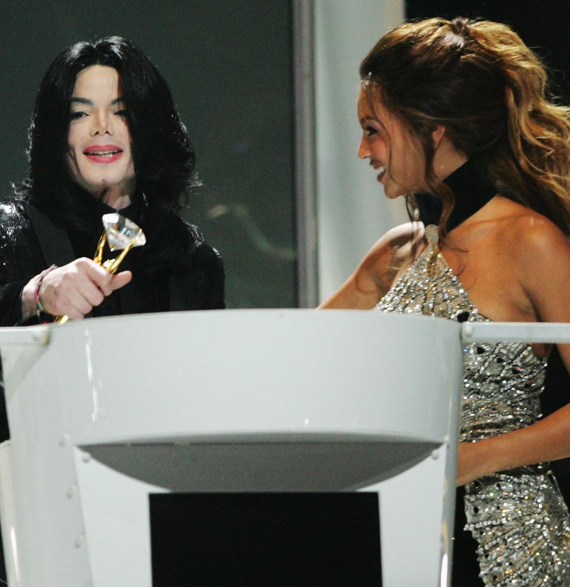 WORLDMUSICAWARD's tweet image. Remembering the One &amp;amp; Only #MichaelJackson, on what would have been his 63rd Birthday!❤️🌹🕯️👑
#KingofPop