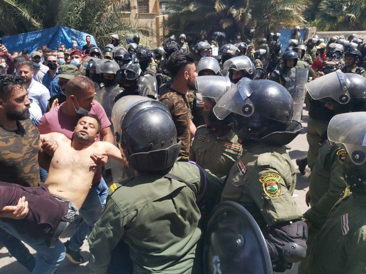 <a href="/h_raawa76/">Raawa Hamdi</a> أ ليس من الظلم أن يكون وطننا العراق ونفترش الطرقات نطالب بأبسط حقوقنا وغيرنا يتمتعون بثرواته؟
#حملة_الشهادات_العليا_في_العراق