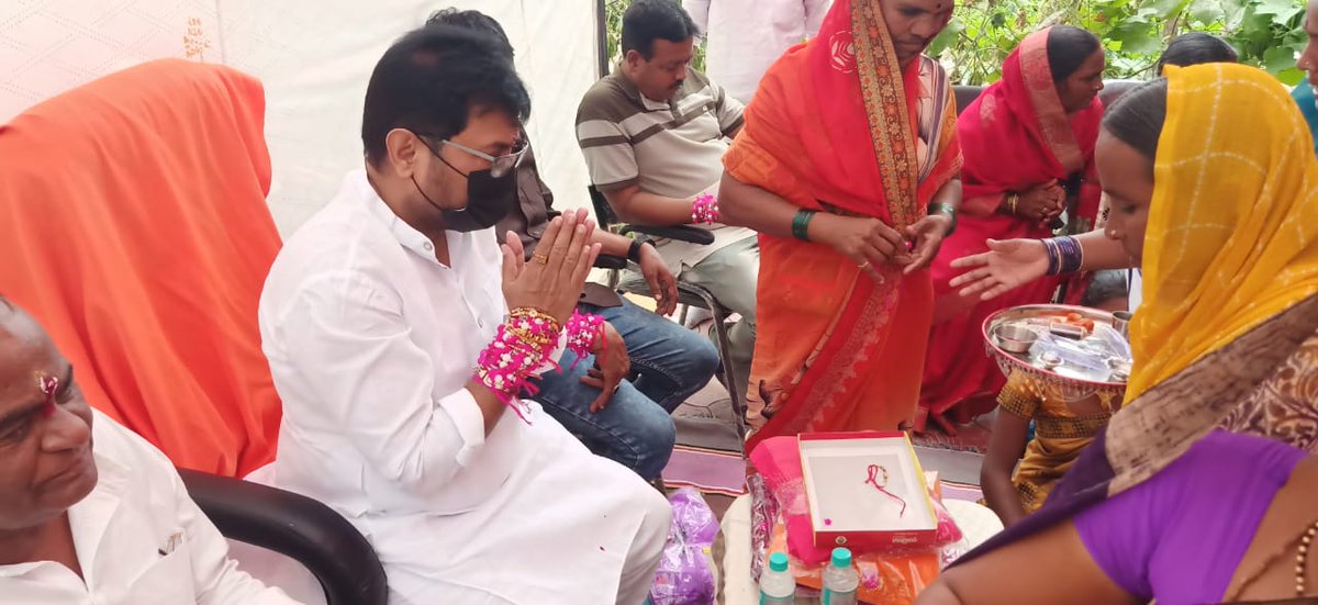 miarjunkhotkar's tweet photo. आज दि. २९ ऑगस्ट रविवार रोजी खरपुडी ता. जि. जालना येथील महिलांनी अर्जून खोतकर यांना राखी बांधली "भाऊ" या नात्याने तुमच्या जे काहिही समस्या असेल ते सोडविण्यासाठी आपल्या सेवेत सदैव तत्पर आहे. अशी ग्वाही अर्जुन खोतकर यांनी दिली.
@ShivSena https://t.co/MvUqsdwcvG