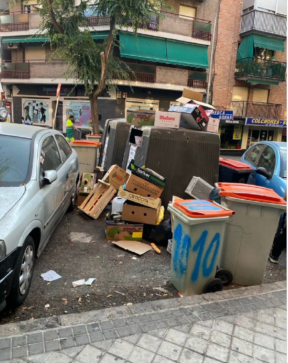 LA BASURA REBOSA EN MADRID
Cuando gobernaba Manuela Carmena lo sacaban en las teles y le echaban la culpa a la alcaldesa. Ahora con Almeida no lo sacan y dicen que es culpa de la gente. 
La derecha siempre se quita de en medio, como en el Mar Menor.
#MADRIDESTÁSUCIO