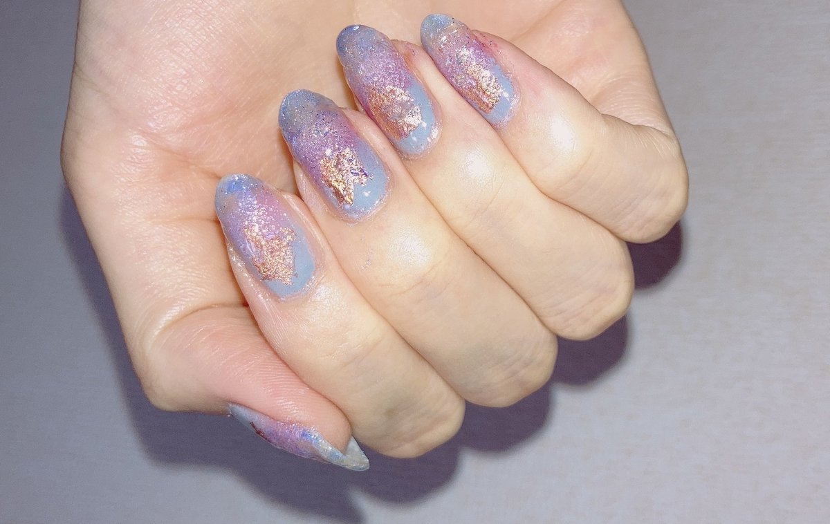 はらみ 今回はスポンジでぽんぽん ネイルに挑戦 青紫っぽい感じの色味で 淡いグラデーションというよりは それぞれの色味が綺麗だったので 3度くらい乗せて濃いめにパキっと させてみました𓂅 𓈒𓏸𓐍 そして新しいフレンドネイルは 発色が足りず上から