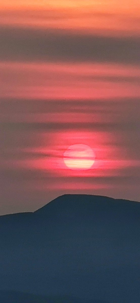 taurusmcfc's tweet photo. Sunset on the top of hellvellyn #hellvellyn https://t.co/5cQvt6Ukcn
