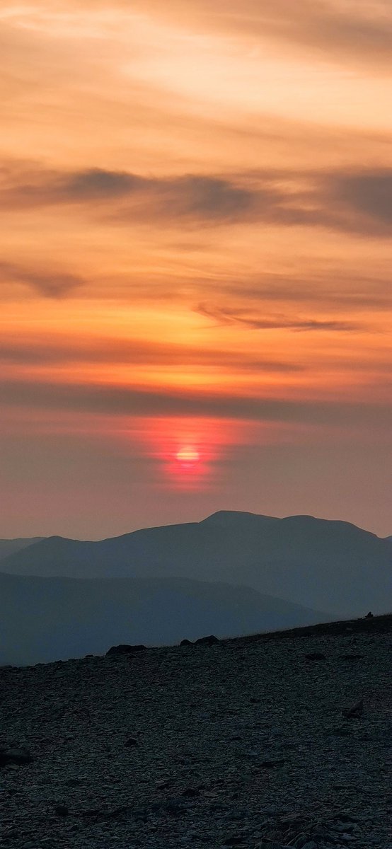 taurusmcfc's tweet photo. Sunset on the top of hellvellyn #hellvellyn https://t.co/5cQvt6Ukcn