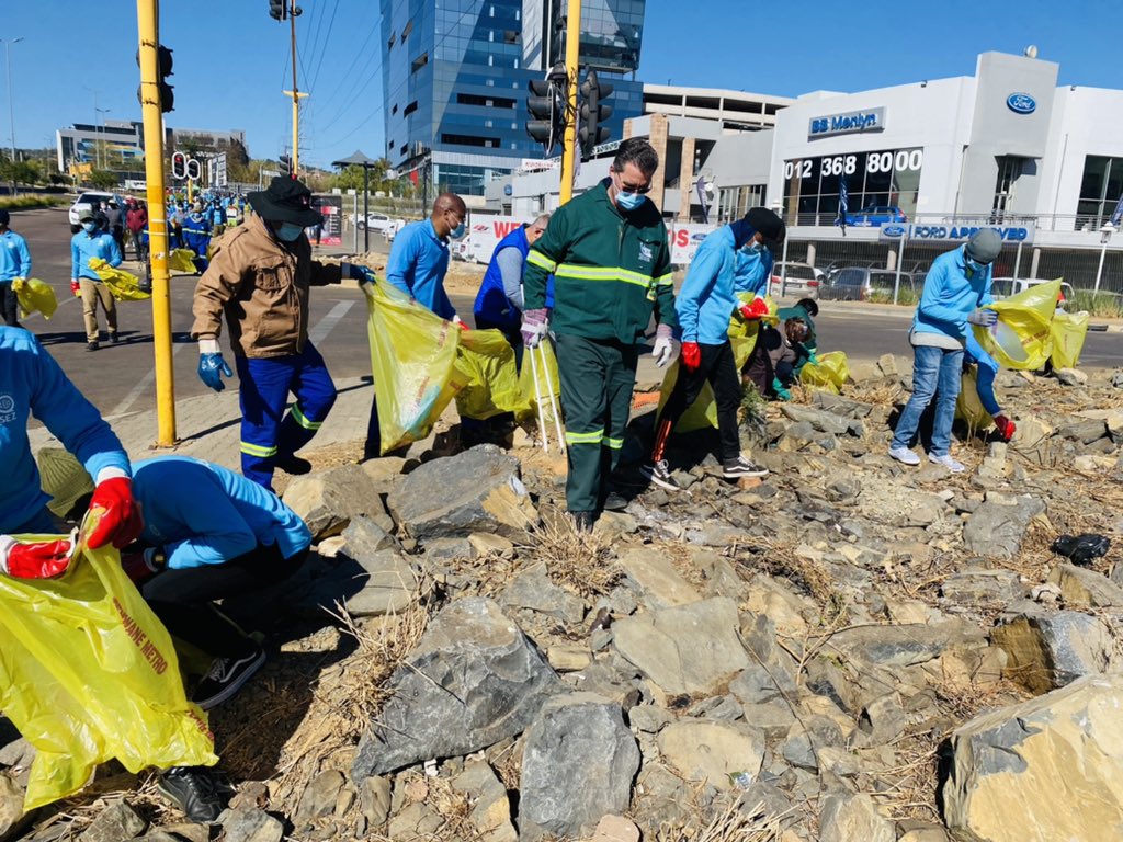 tshwane_mayor's tweet photo. Today we are hosting the Tswelepole clean-up campaign in Menlyn Region 6. Working in partnership with the World Mission Society Church of God, we are cleaning up Corobay Avenue. @CityTshwane https://t.co/Om576lqIdC