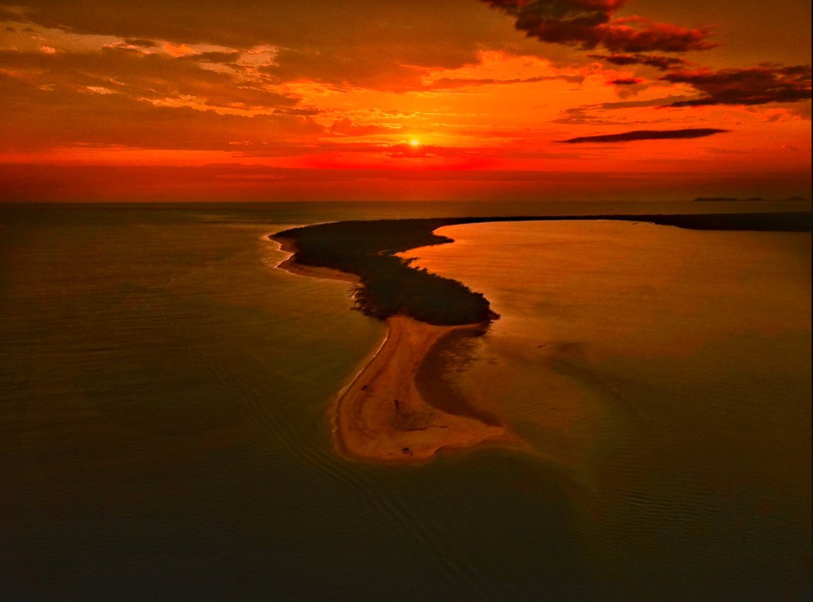 — Somewhere between heaven and earth

#Biglap #lapofaustralia #travelaustralia #australia #seeaustralia #travel #exploreaustralia #visitaustralia #travelphotography #discoveraustralia #ig #nature #queensland #sunset #beach #beachsunset